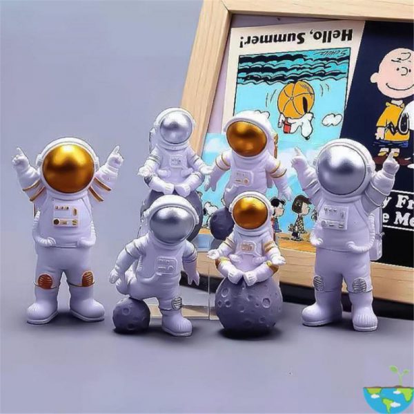 פסל-אסטרונאוט-לאנשים-שחיים-בחלל-החיצון